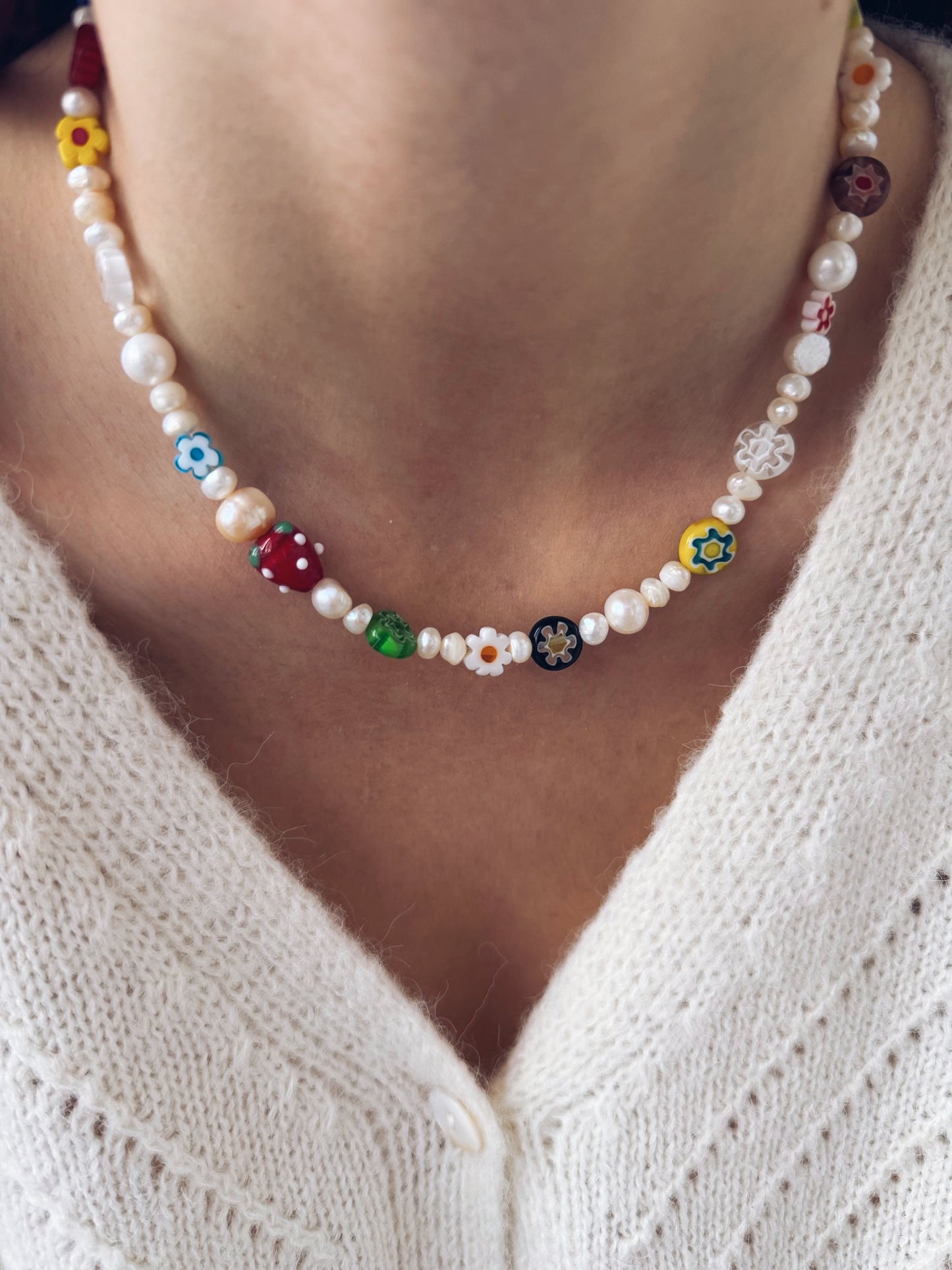 Collana con perle, fragole in vetro e pietre di Murano