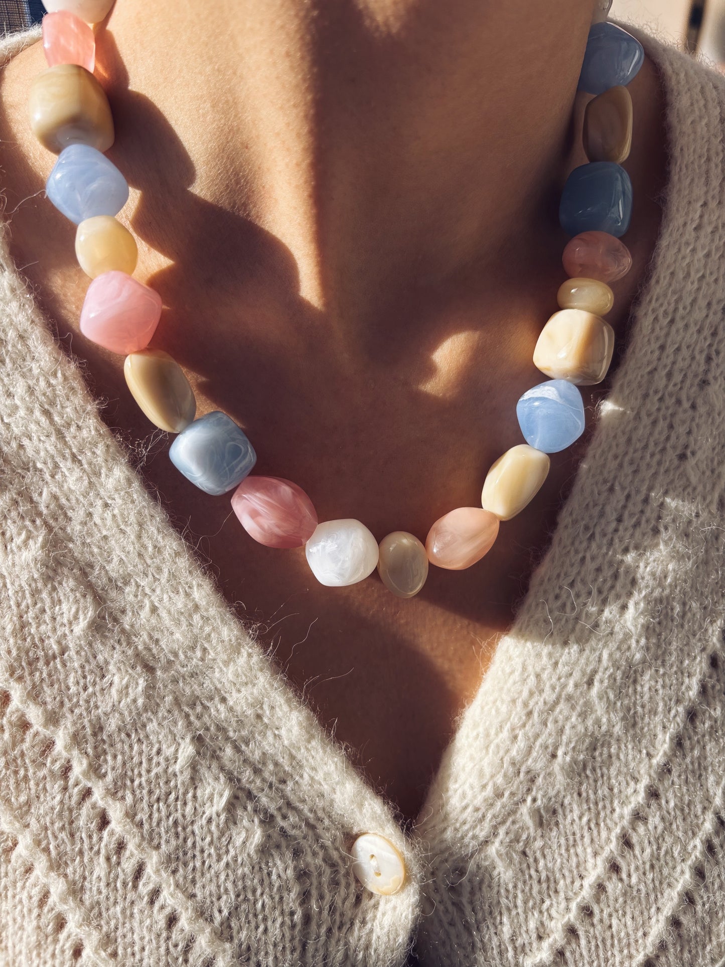Collana in resina colorata
