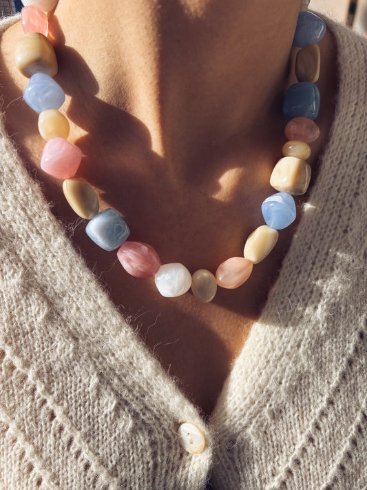 Collana in resina colorata