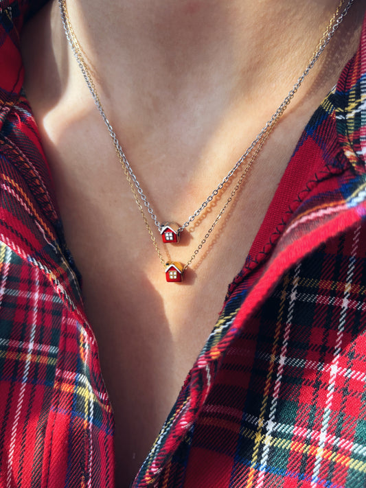 Collana in acciaio con casetta natalizia