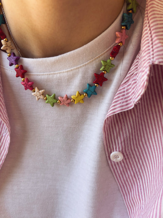 Collana con stelline in howlite colorata