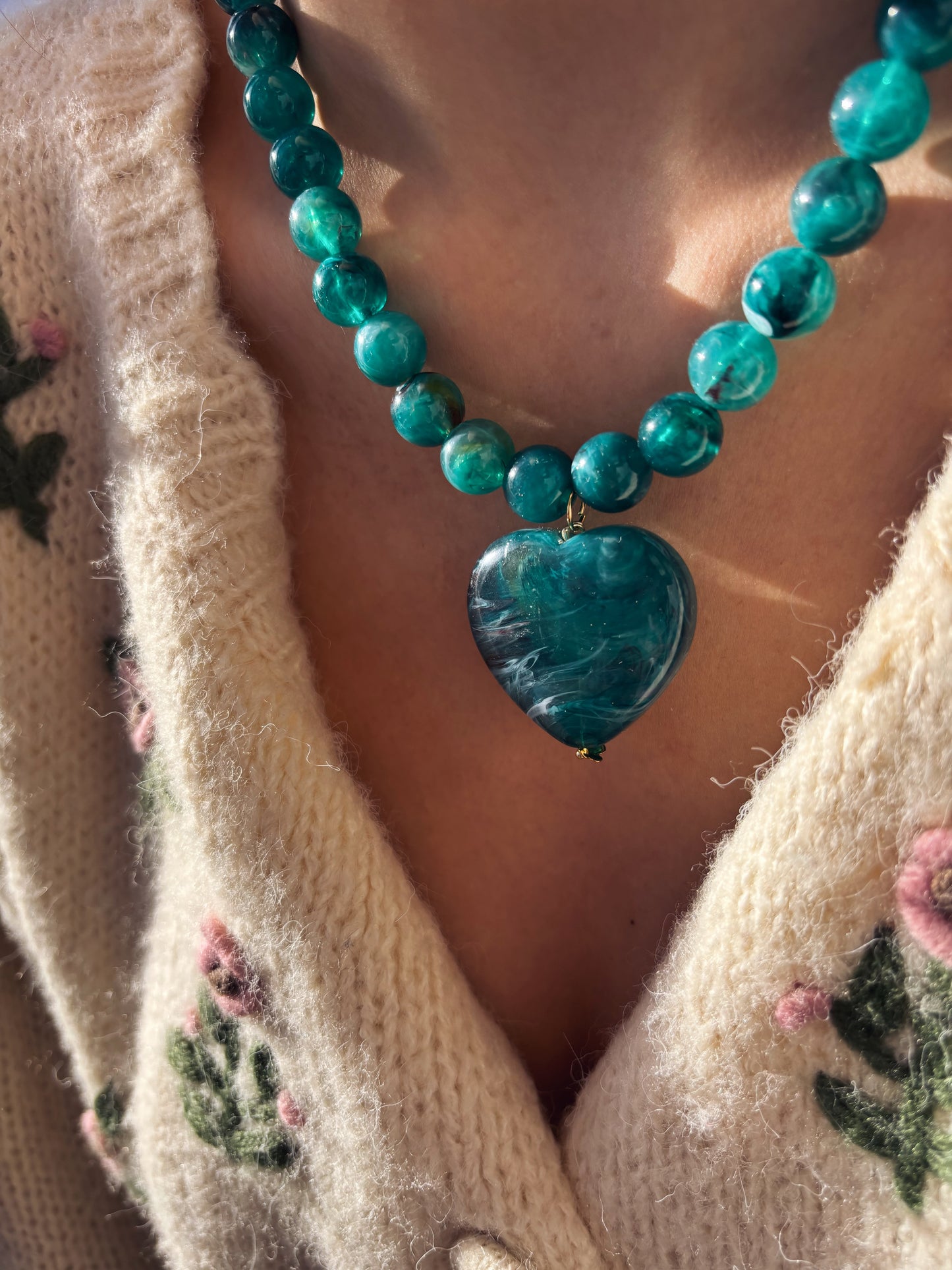 Collana con perline e cuore in resina