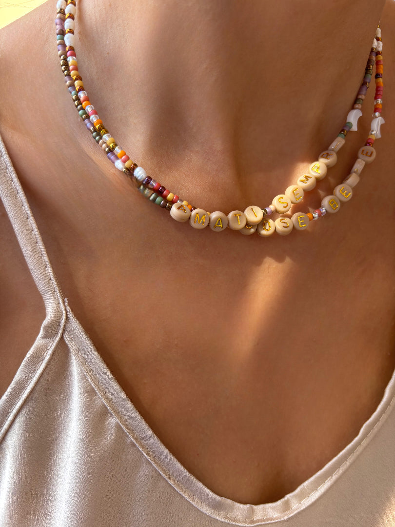 Collane con perline rocailles e letterine colorate - Fall Edition