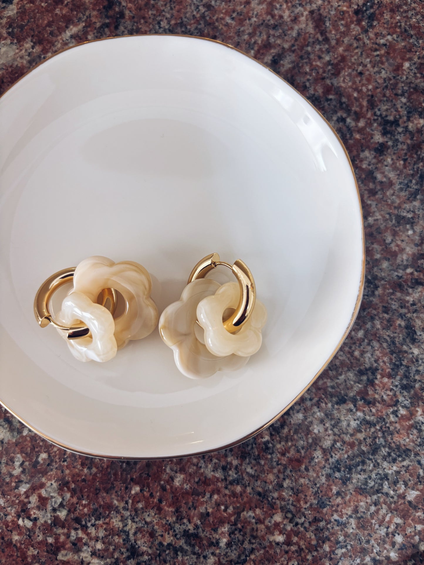 Orecchini in acciaio e fiori in resina - beige