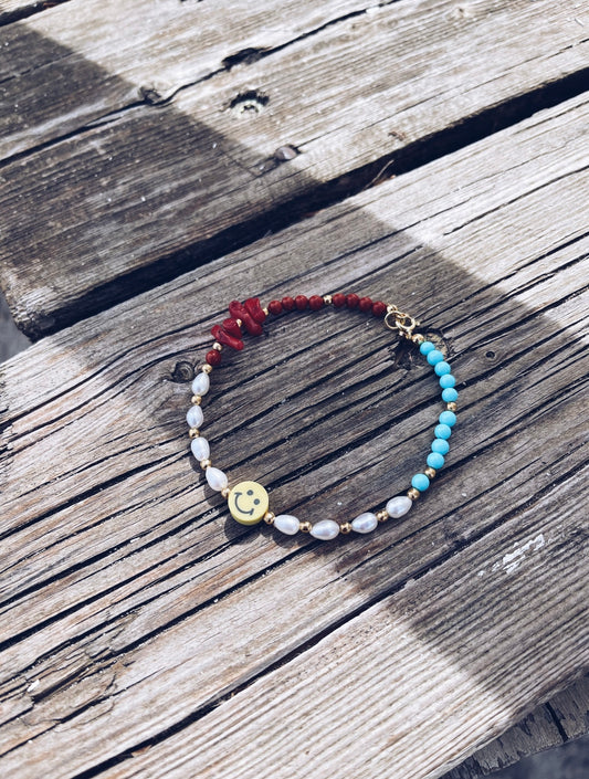 Cavigliera in pasta di corallo, turchese e perle con smile centrale - Dettagli di Moda