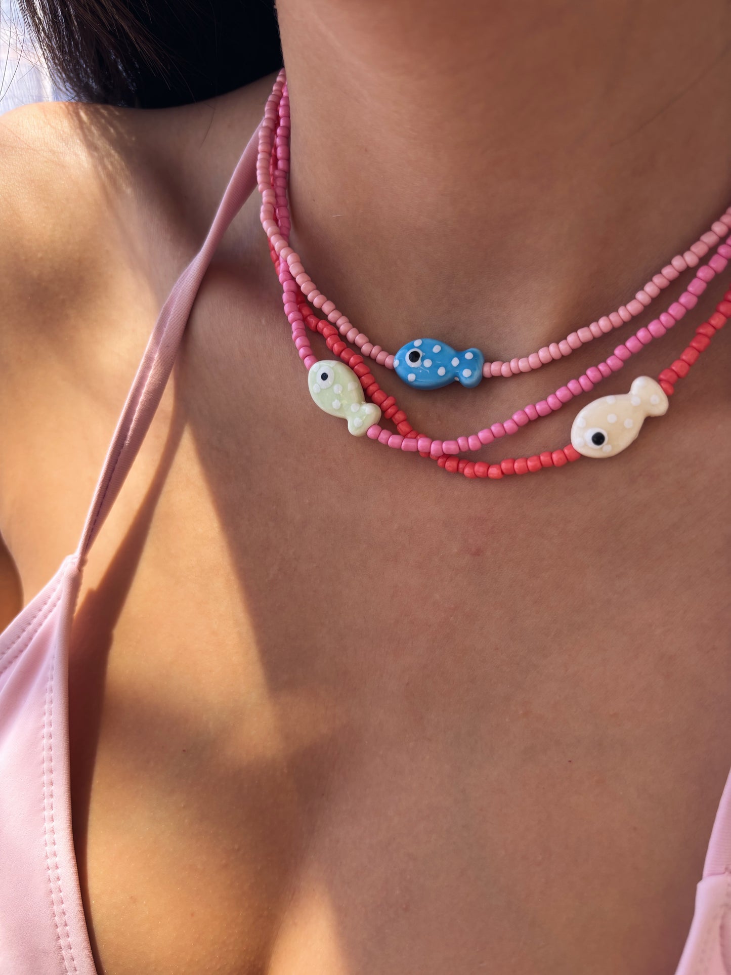 Collana con perline in vetro e pesce in ceramica