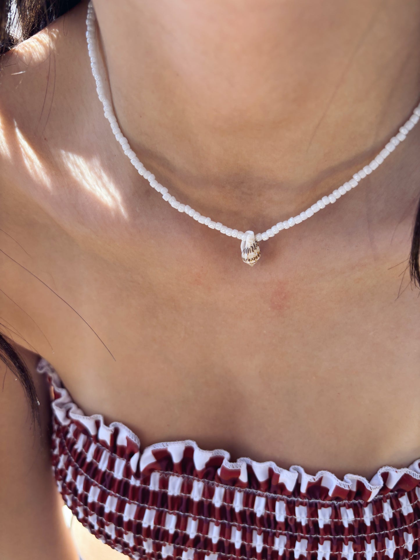Collana con perline in vetro e conchiglia