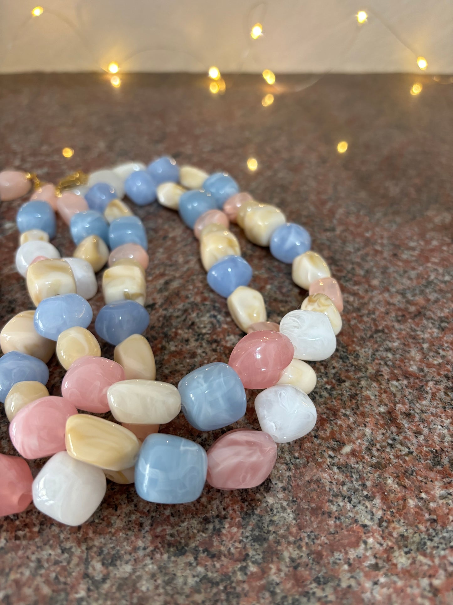 Collana in resina colorata