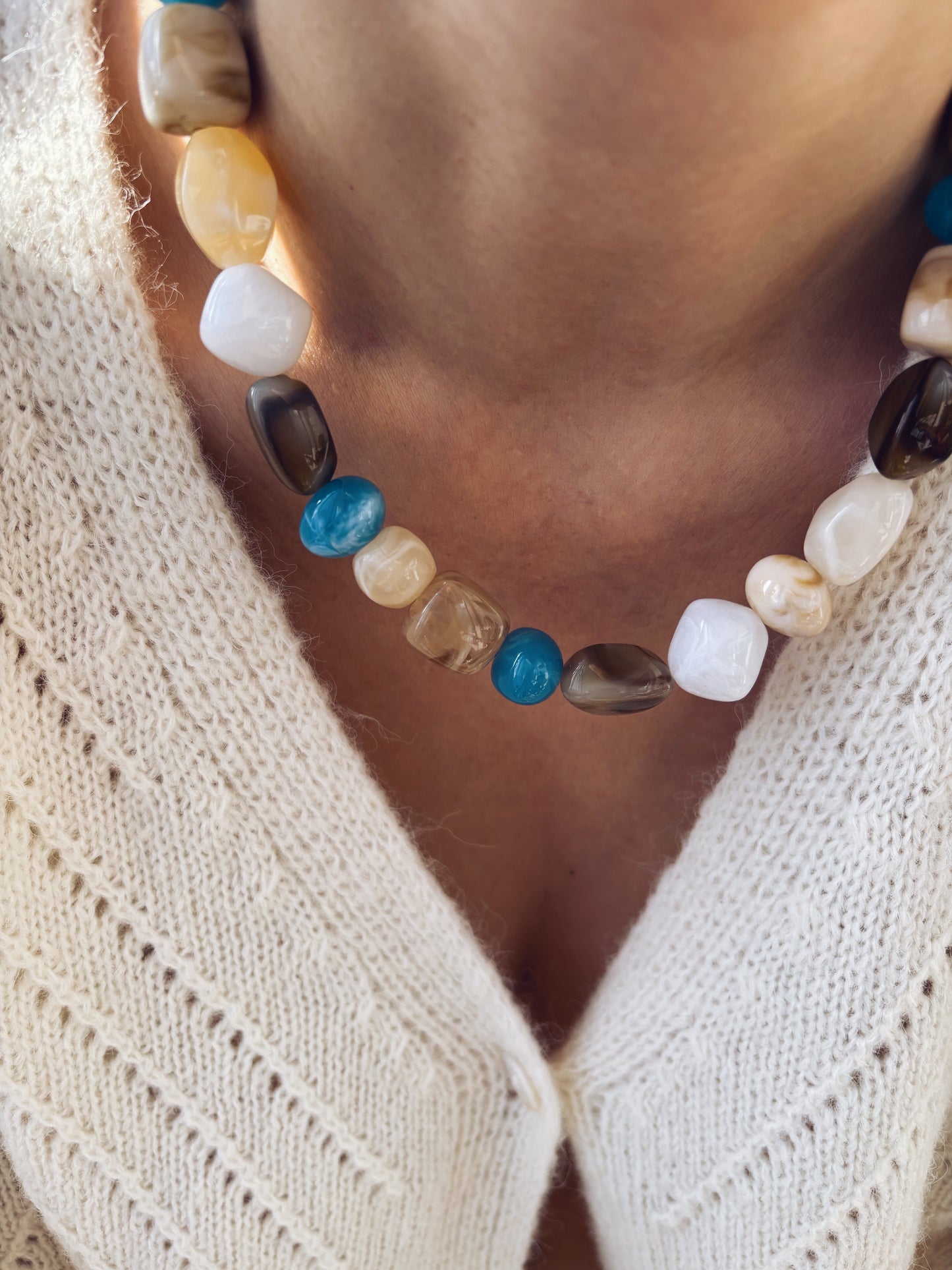 Collana in resina colorata