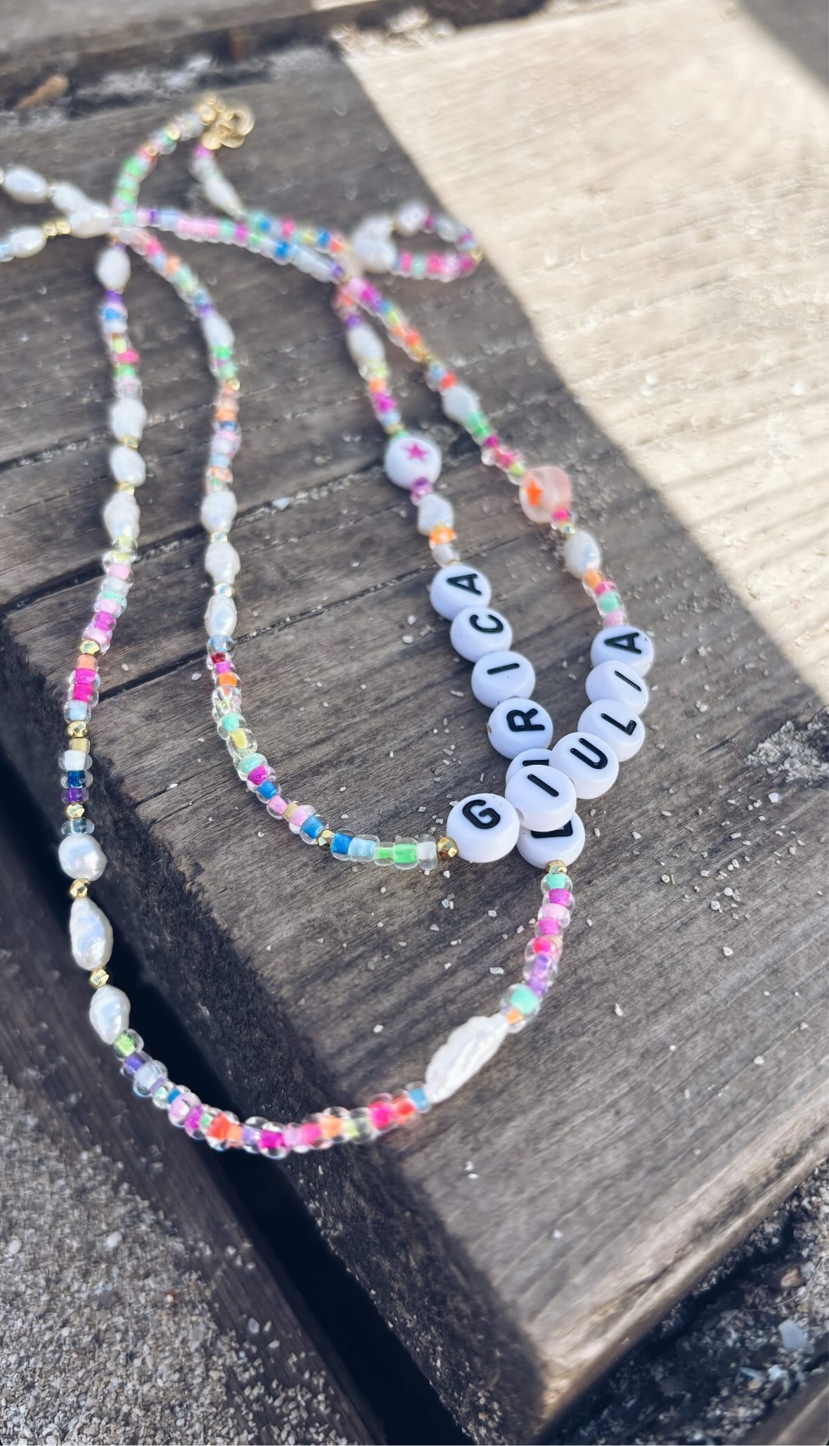 Collana con perline in vetro e letterine