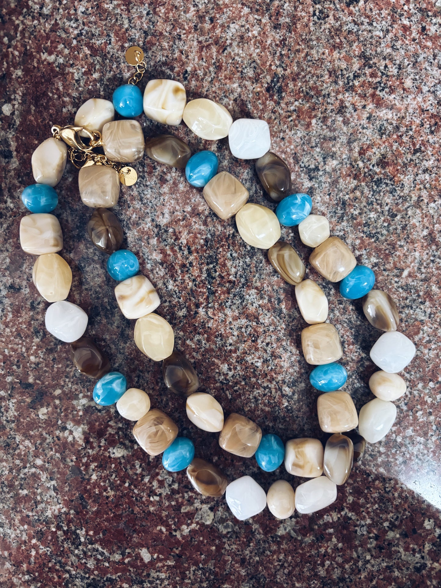 Collana in resina colorata
