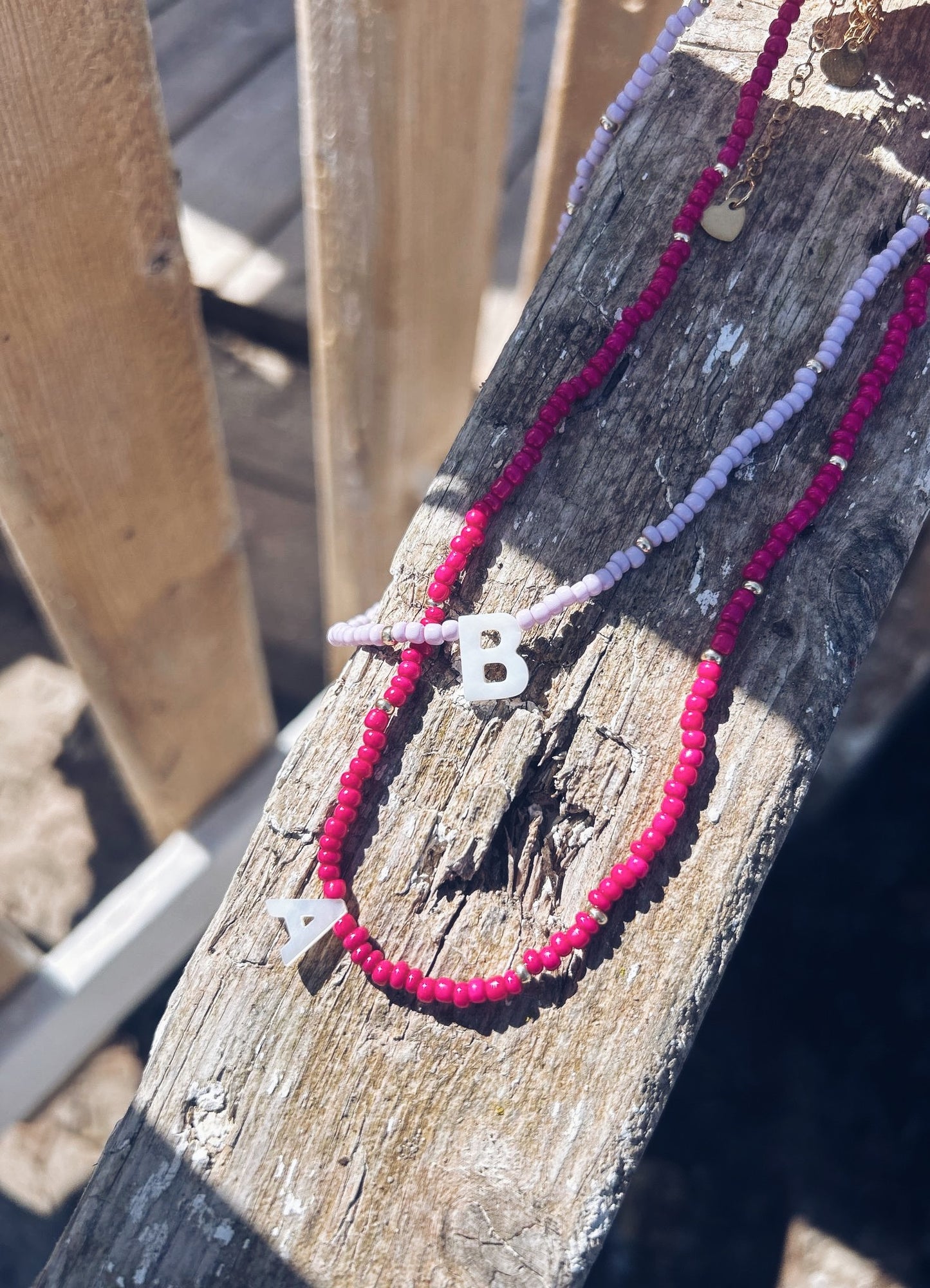 Collana con perline in vetro e iniziali in madreperla