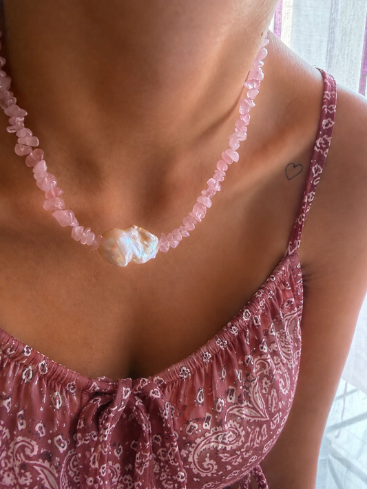 Collana con chips in quarzo rosa e perla barocca