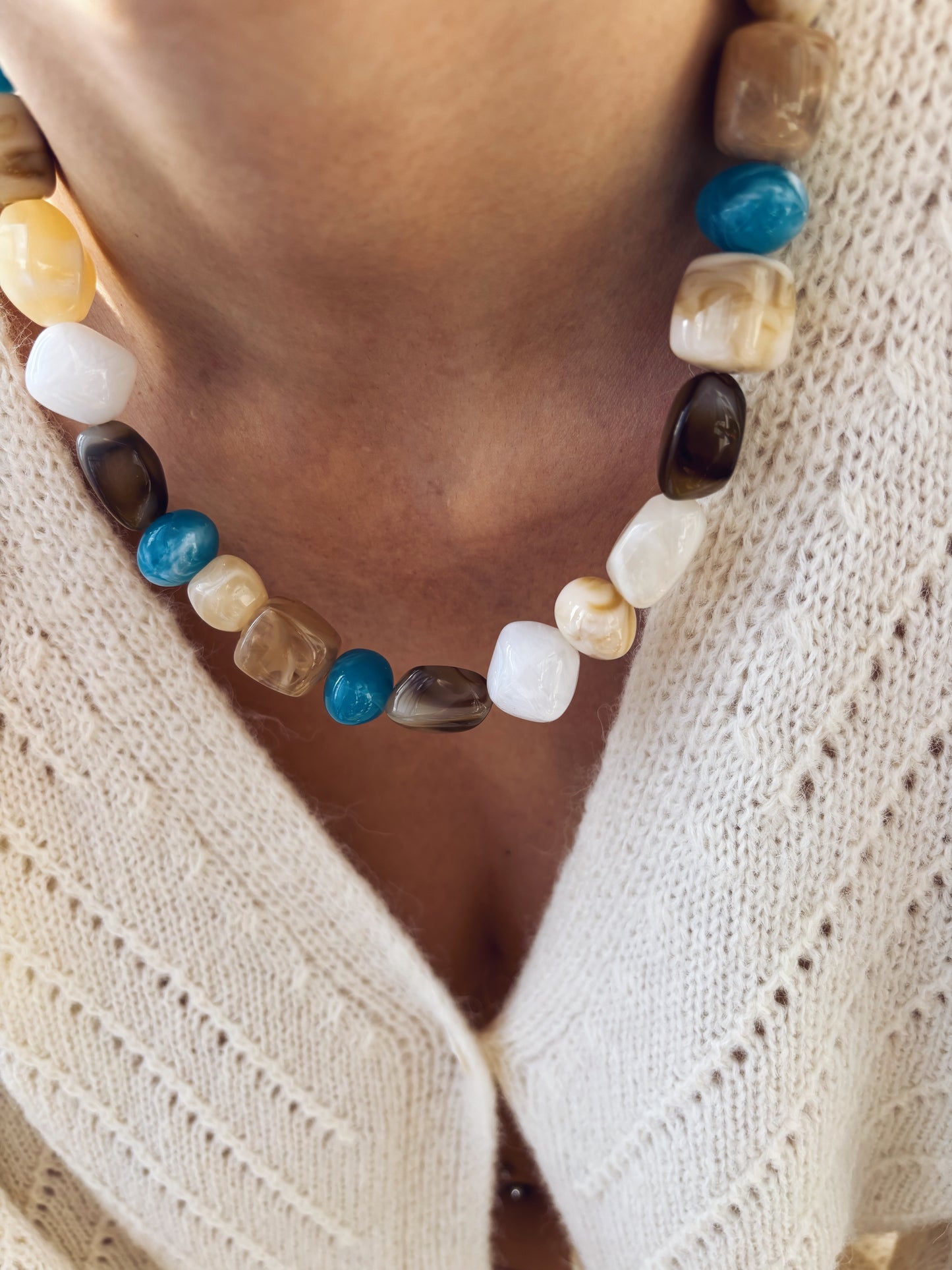 Collana in resina colorata