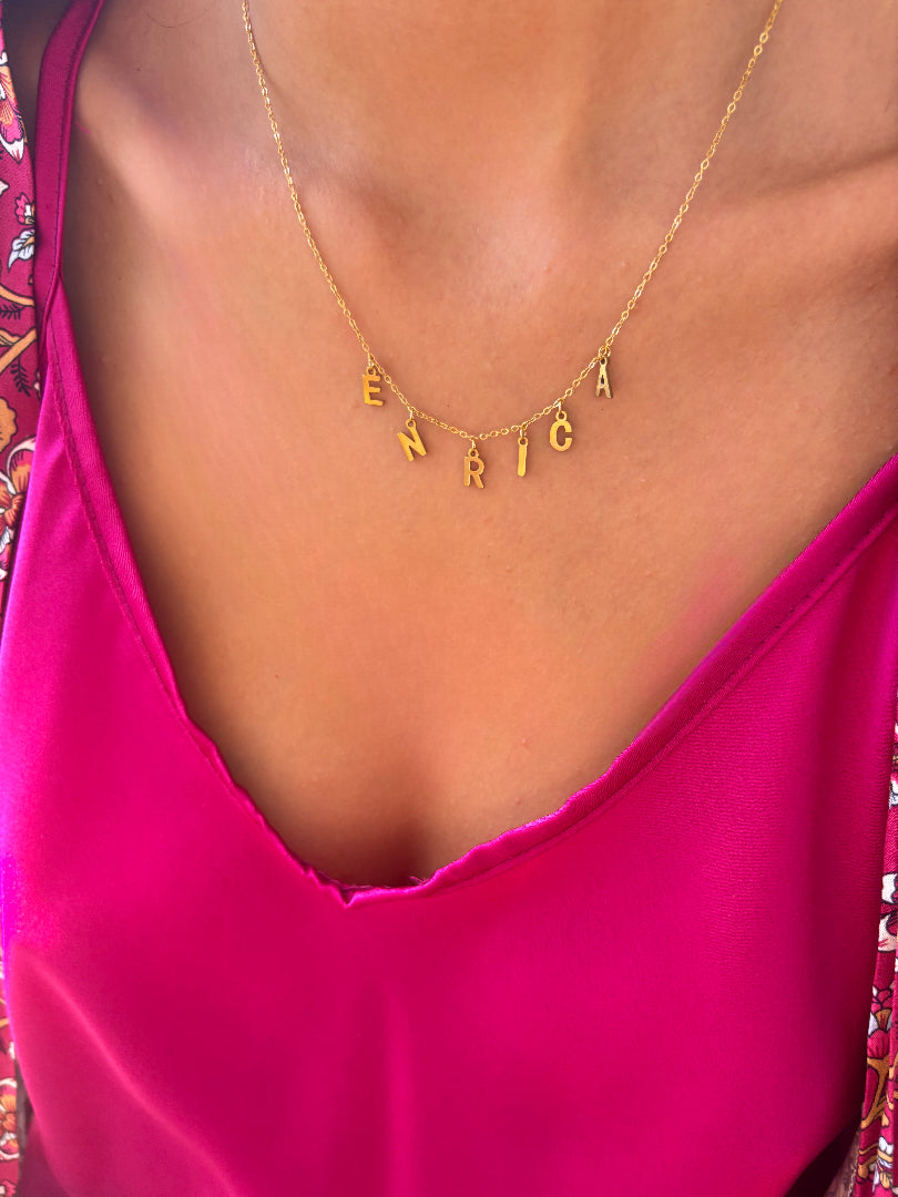 Collana in acciaio con letterine pendenti