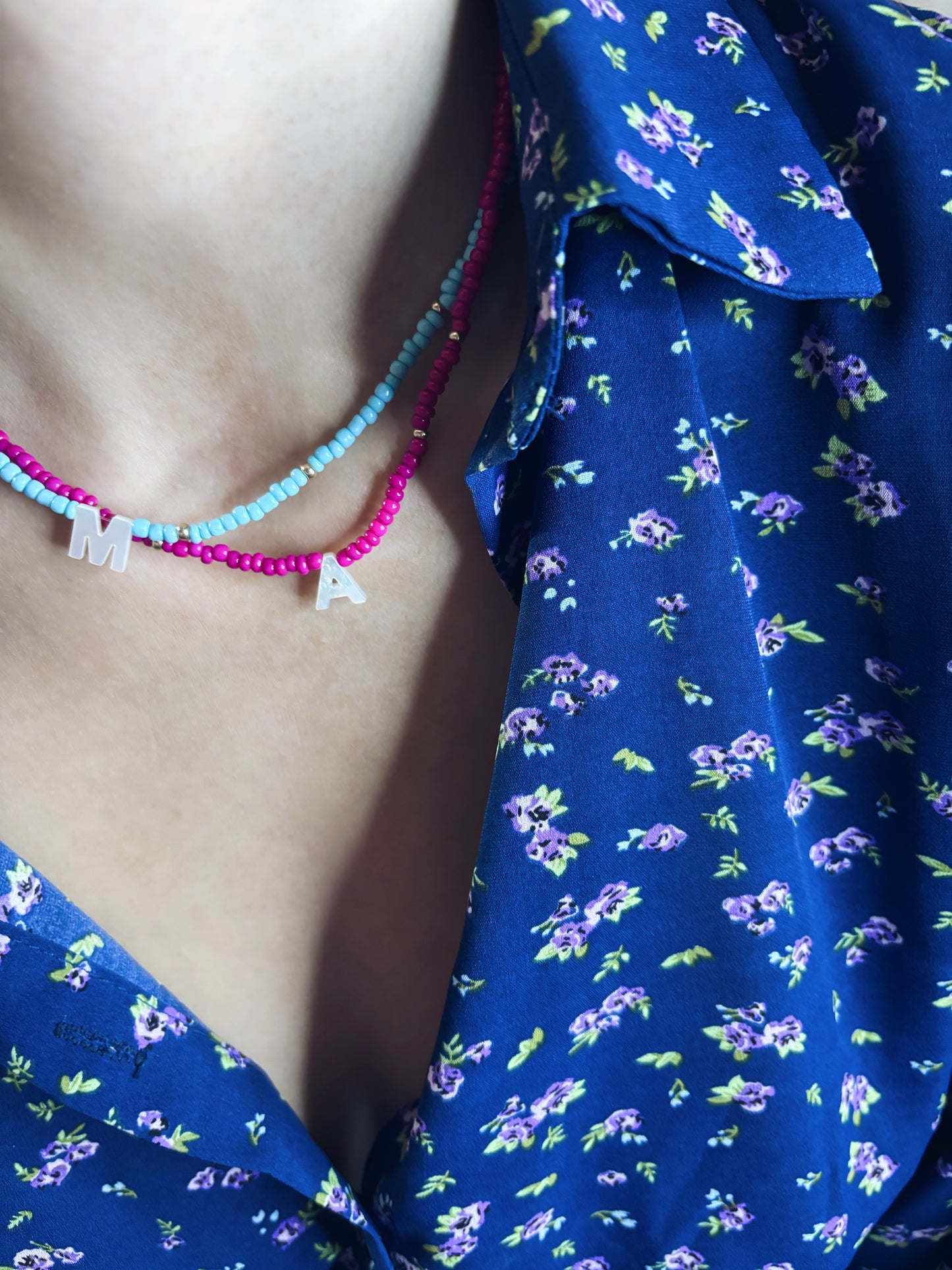 Collana con perline in vetro e iniziali in madreperla