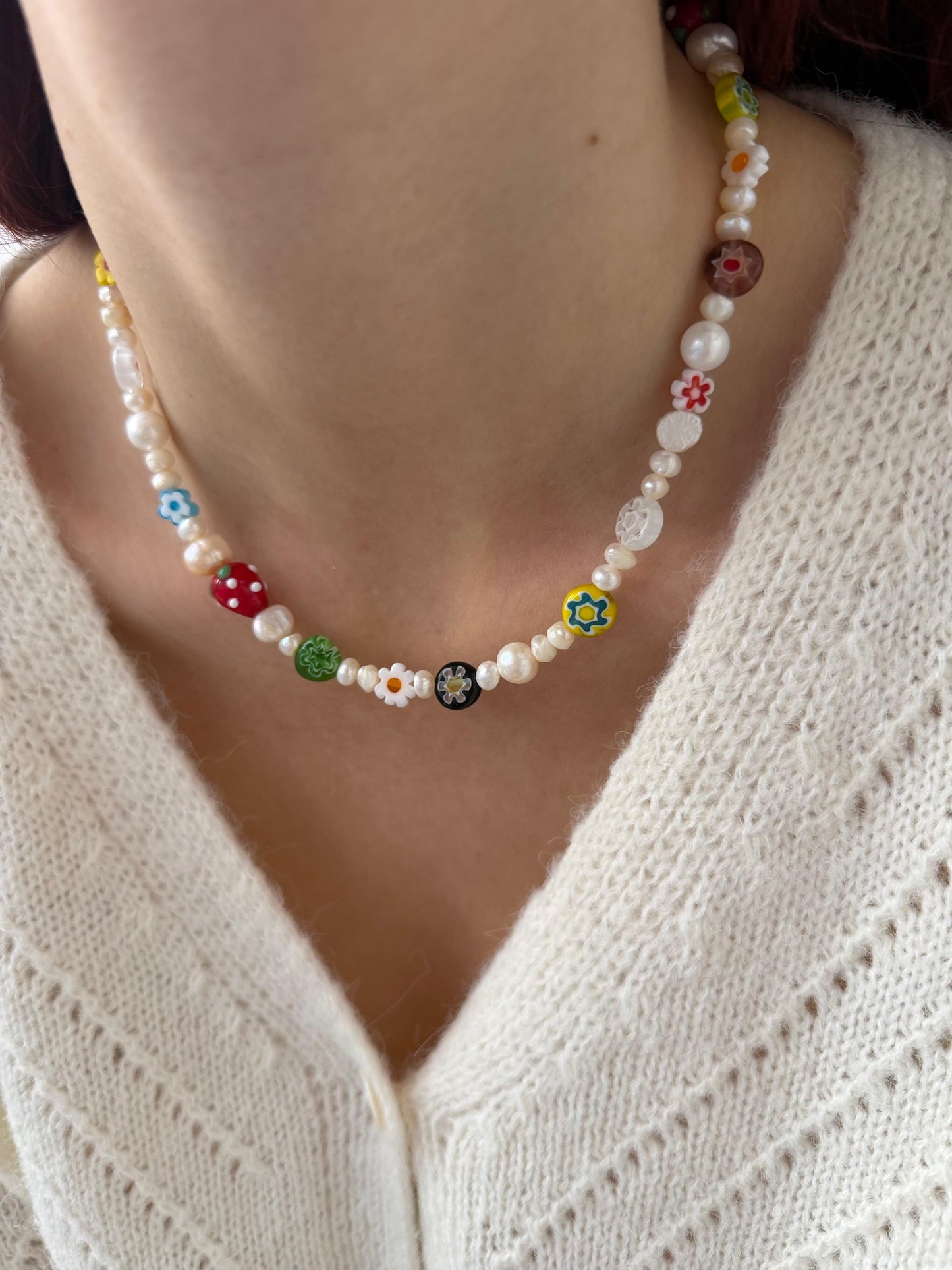 Collana con perle, fragole in vetro e pietre di Murano