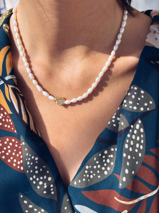 Collana con perle di fiume e pepita centrale