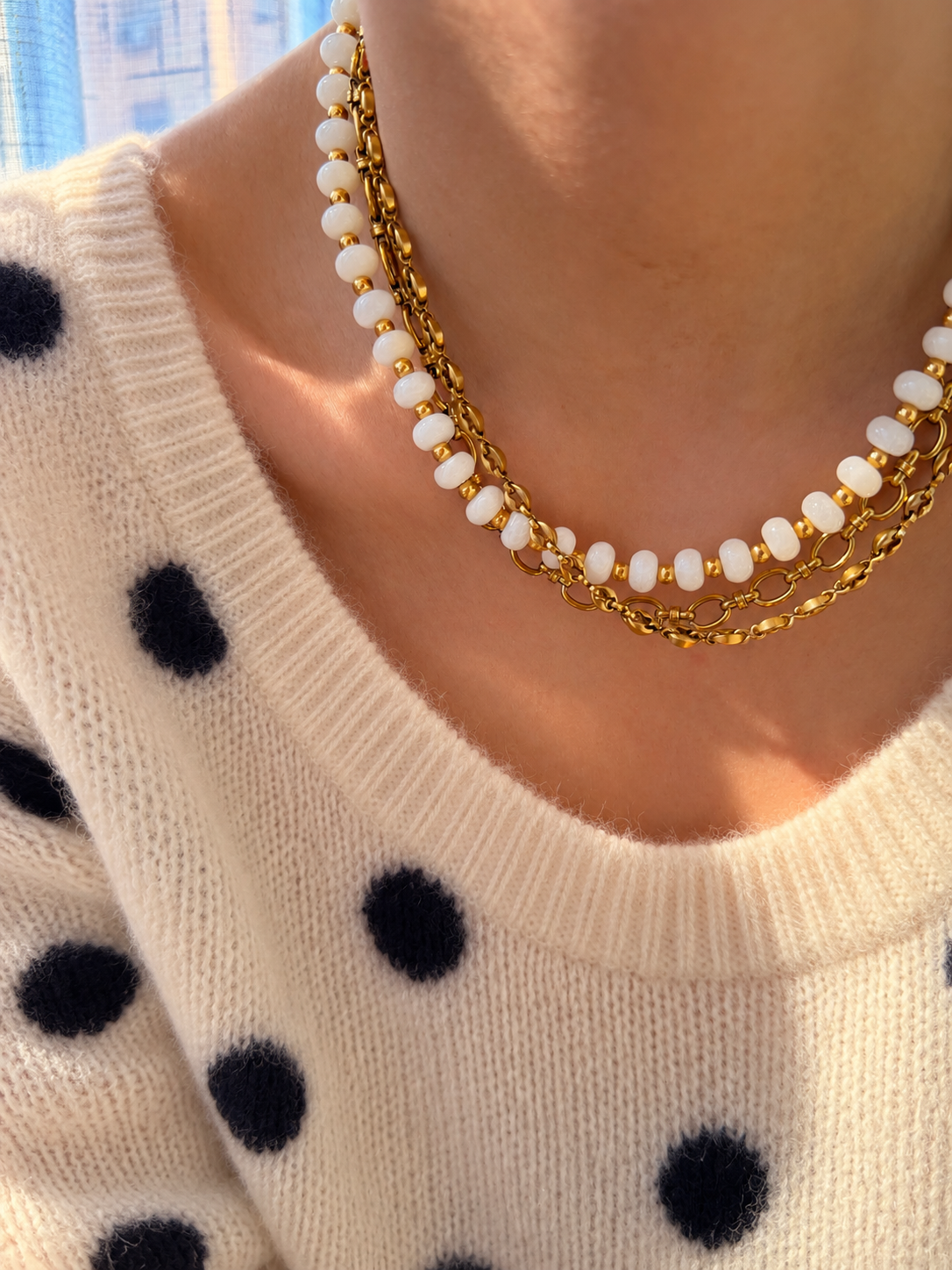 Collana con rondelle in angelite e perline in acciaio dorato