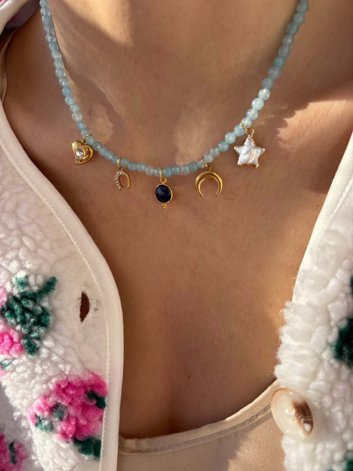 Collana multicharm in acquamarina con ciondoli e lapis