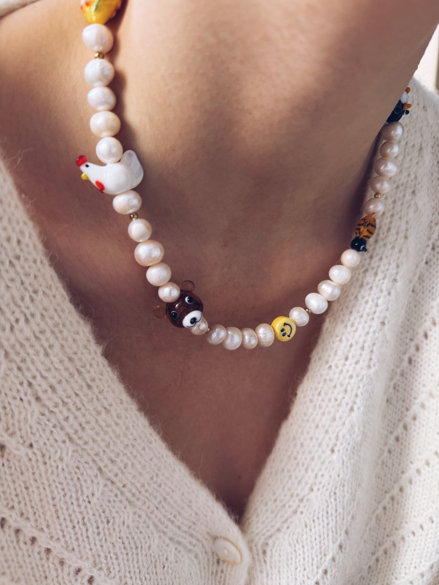 Collana con perle naturali e elementi in vetro