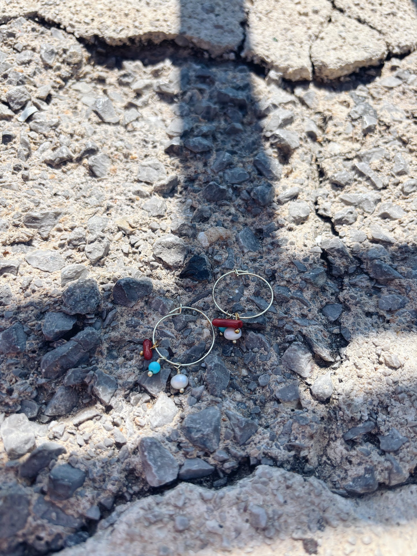 Orecchini cerchi in acciaio con corallo, turchese e perla