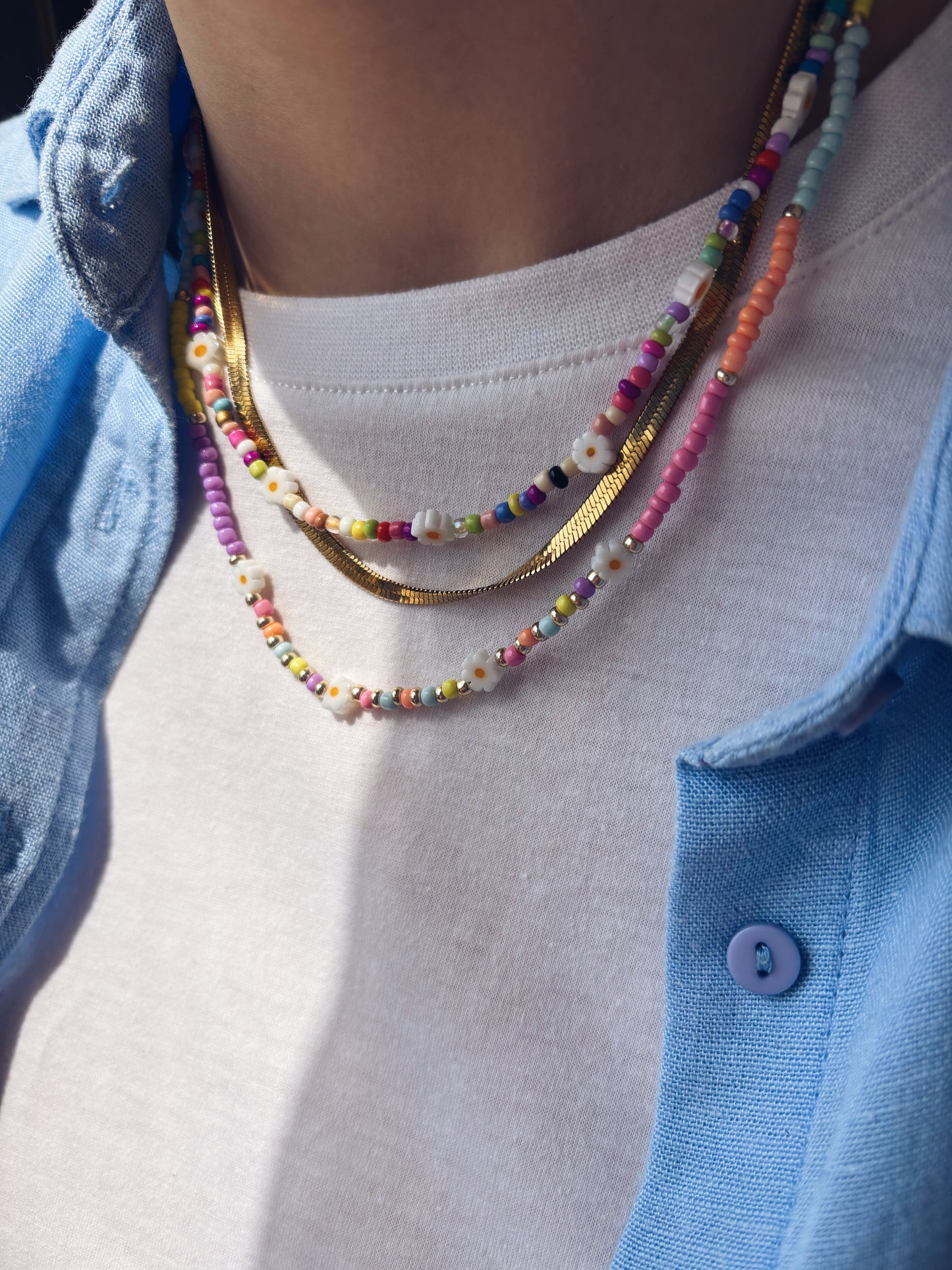 Collana con perline in vetro e margherite in vetro di Murano