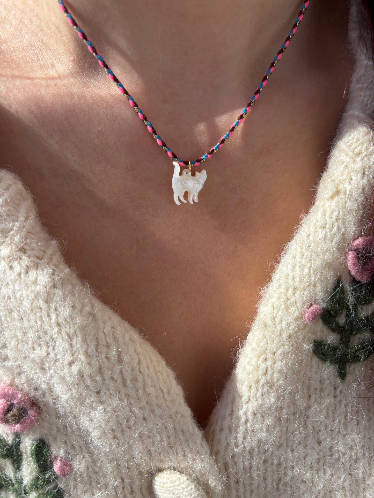 Collana con cordino in cotone e gatto in madreperla