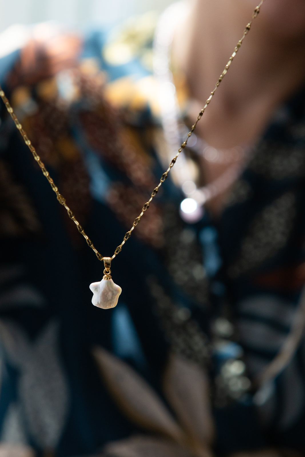 Collana lunga con stella in perla di fiume