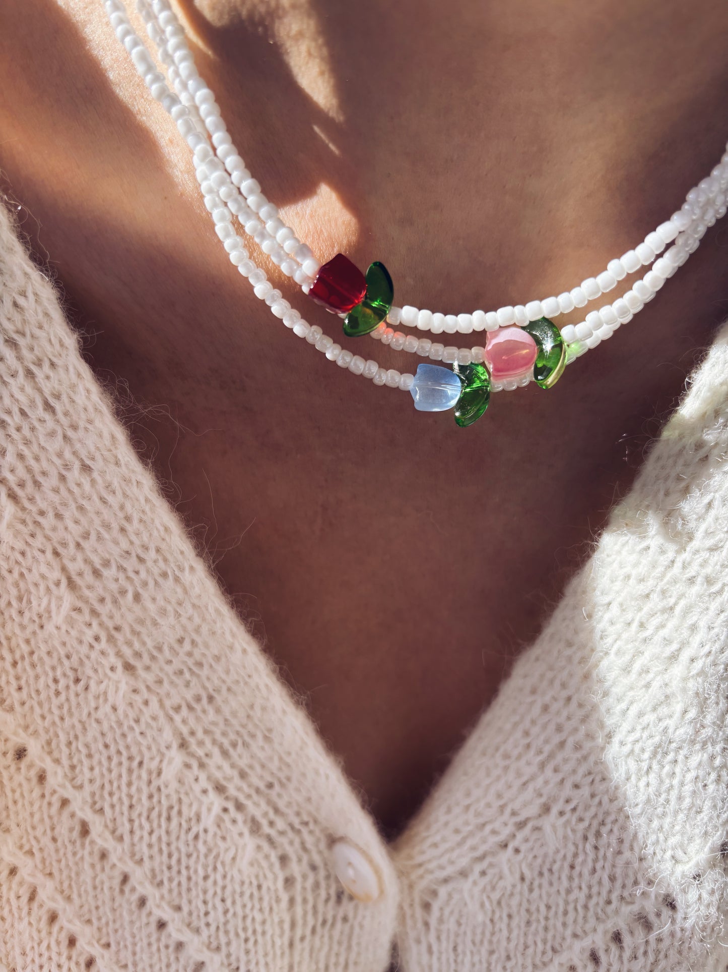 Collana con perline rocailles e tulipano in vetro
