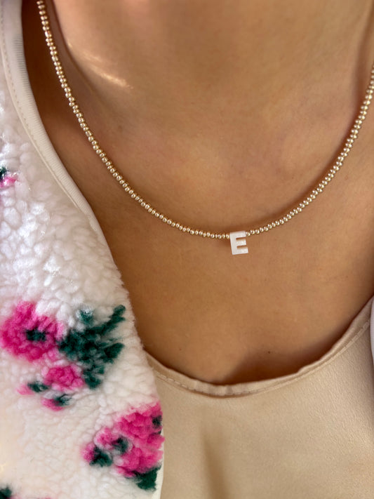 Collana con perline in vetro oro e lettera in madreperla