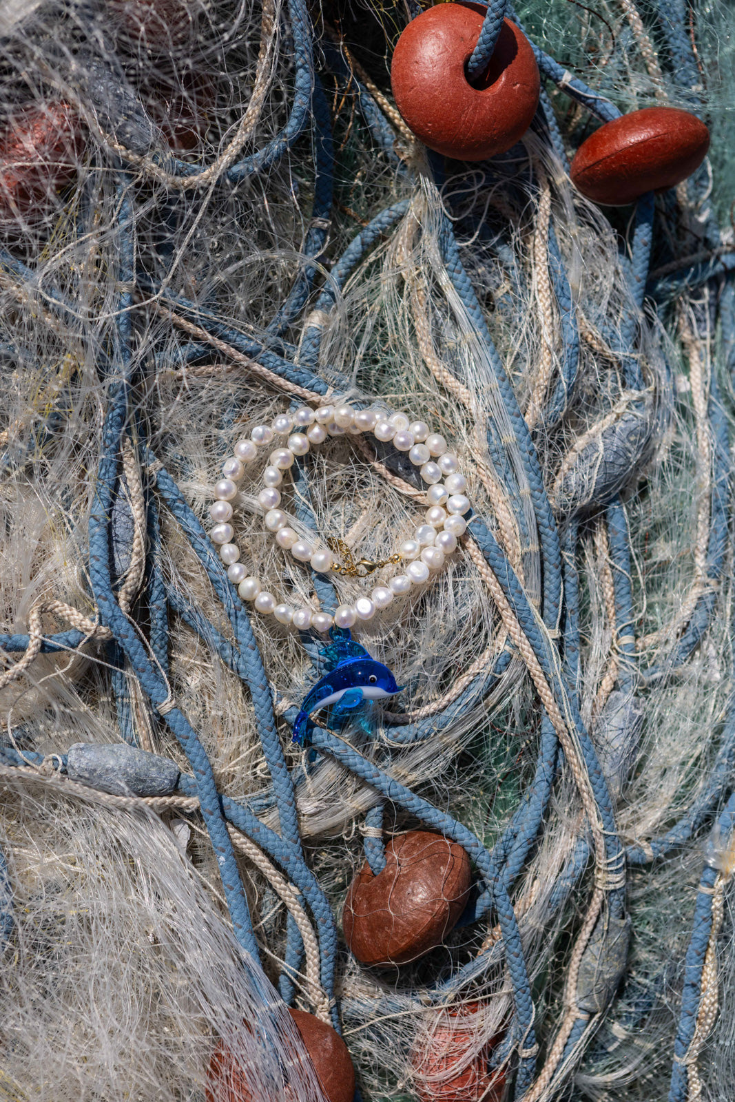 Collana con perle di fiume e delfino in vetro