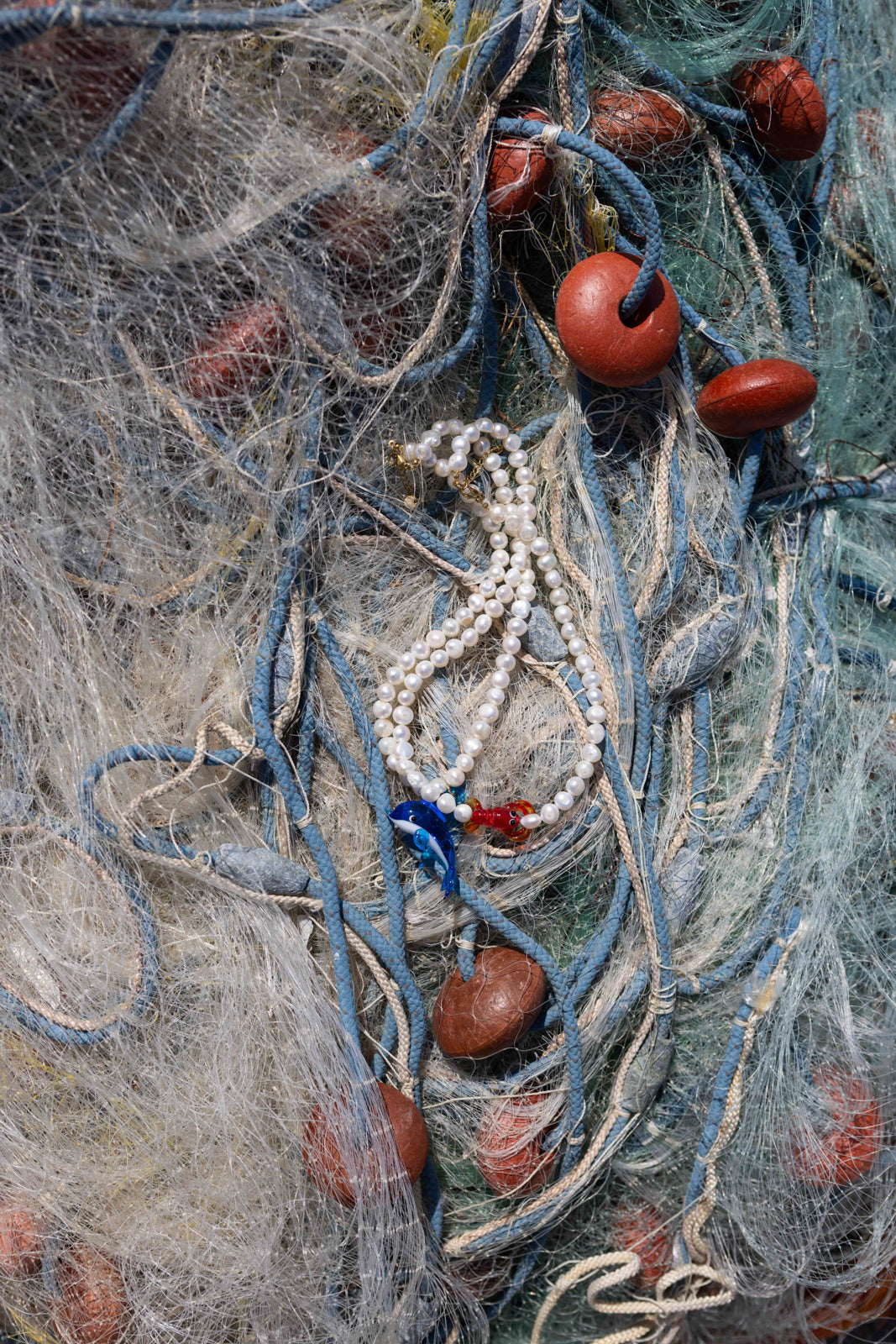 Collana con perle di fiume e aragosta in vetro