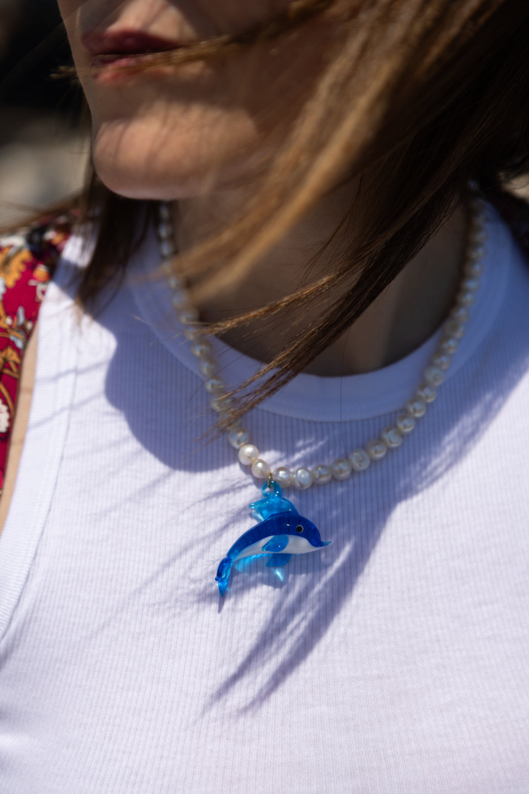 Collana con perle di fiume e delfino in vetro