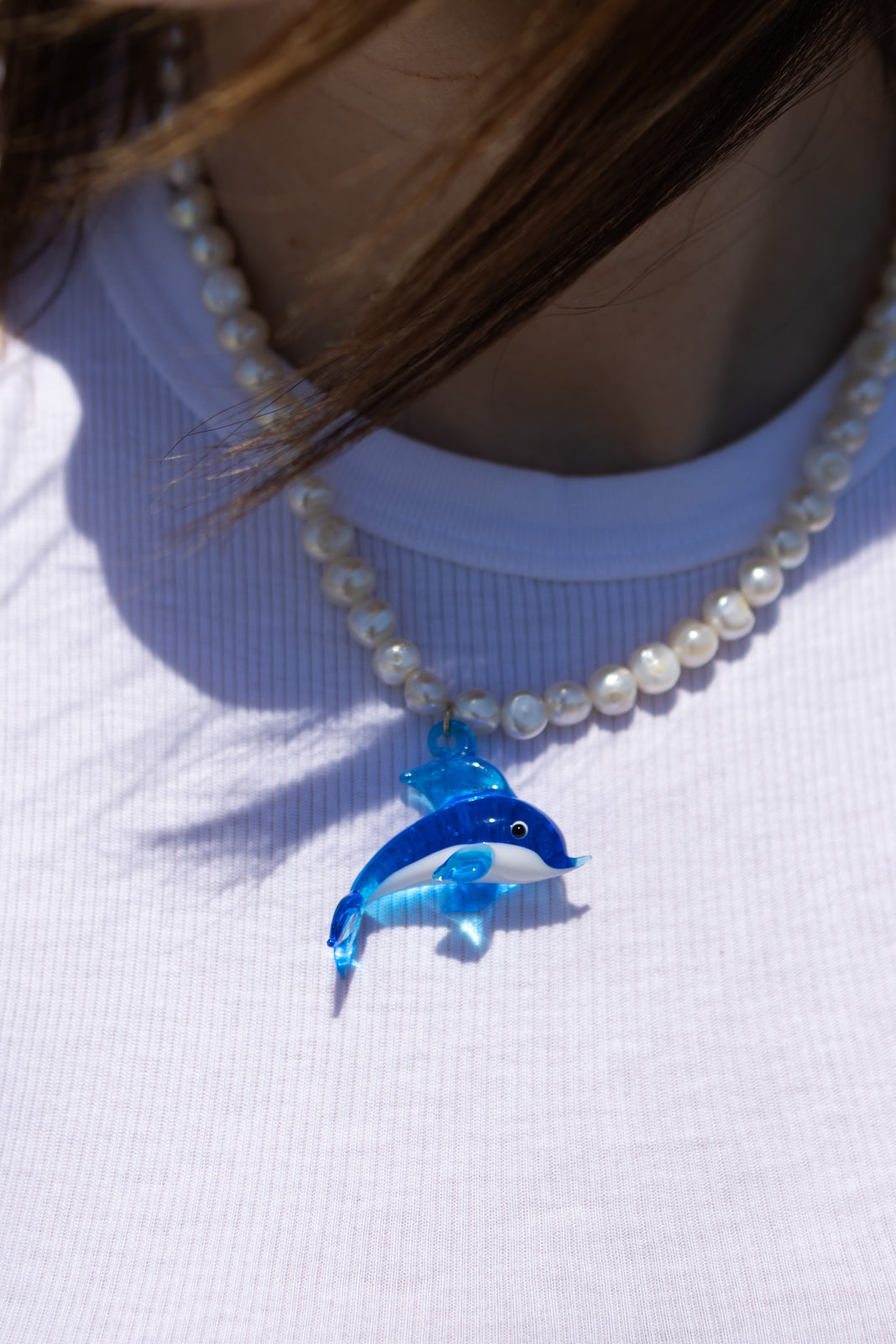 Collana con perle di fiume e delfino in vetro