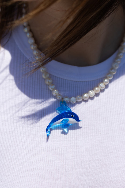 Collana con perle di fiume e delfino in vetro