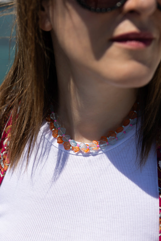 Collana con conchiglie colorate in resina