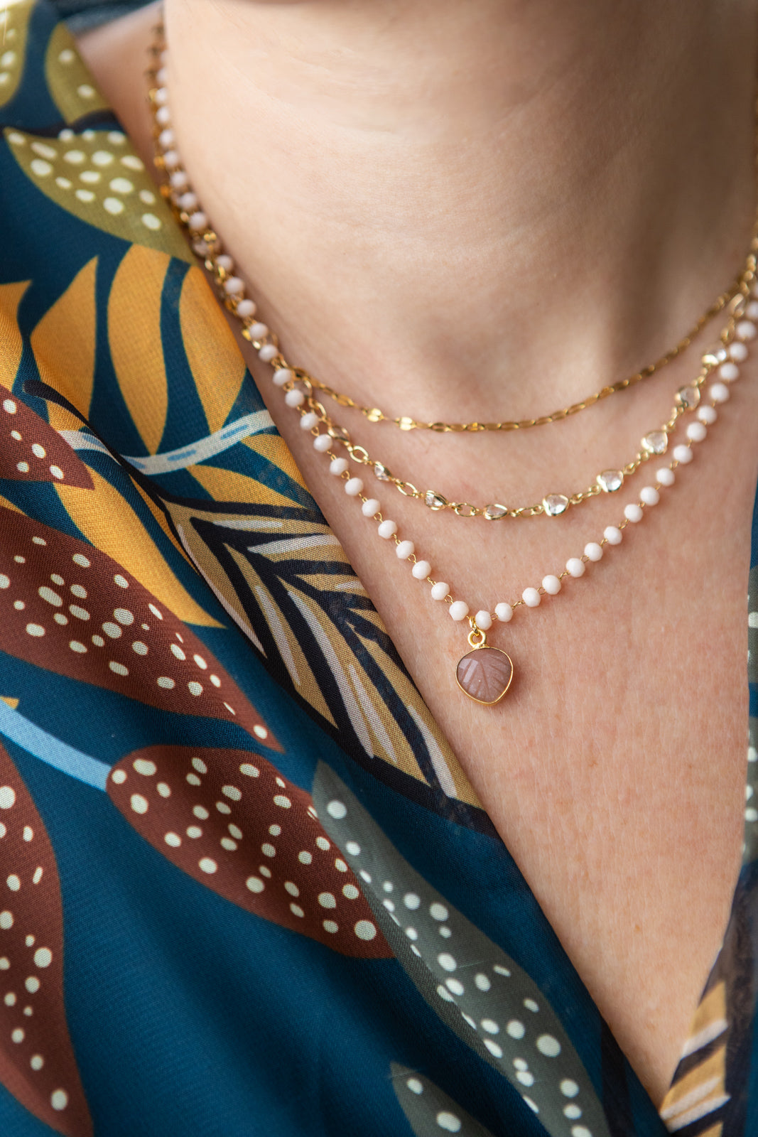 Collana rosario con fogliolina in pietra di luna