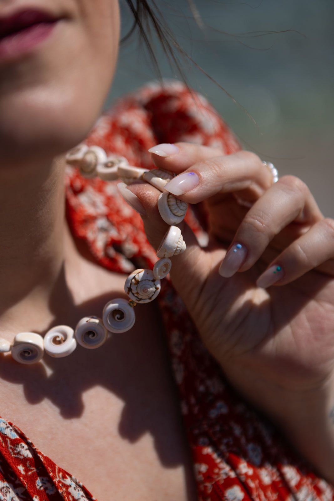 Collana con conchiglie naturali piatte