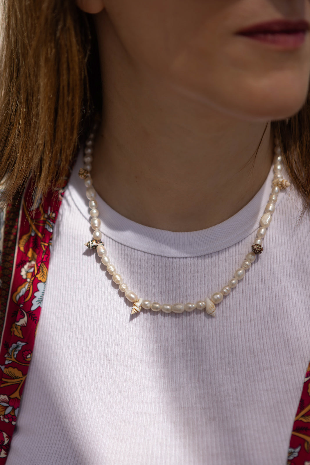 Collana con perle e conchiglie naturali