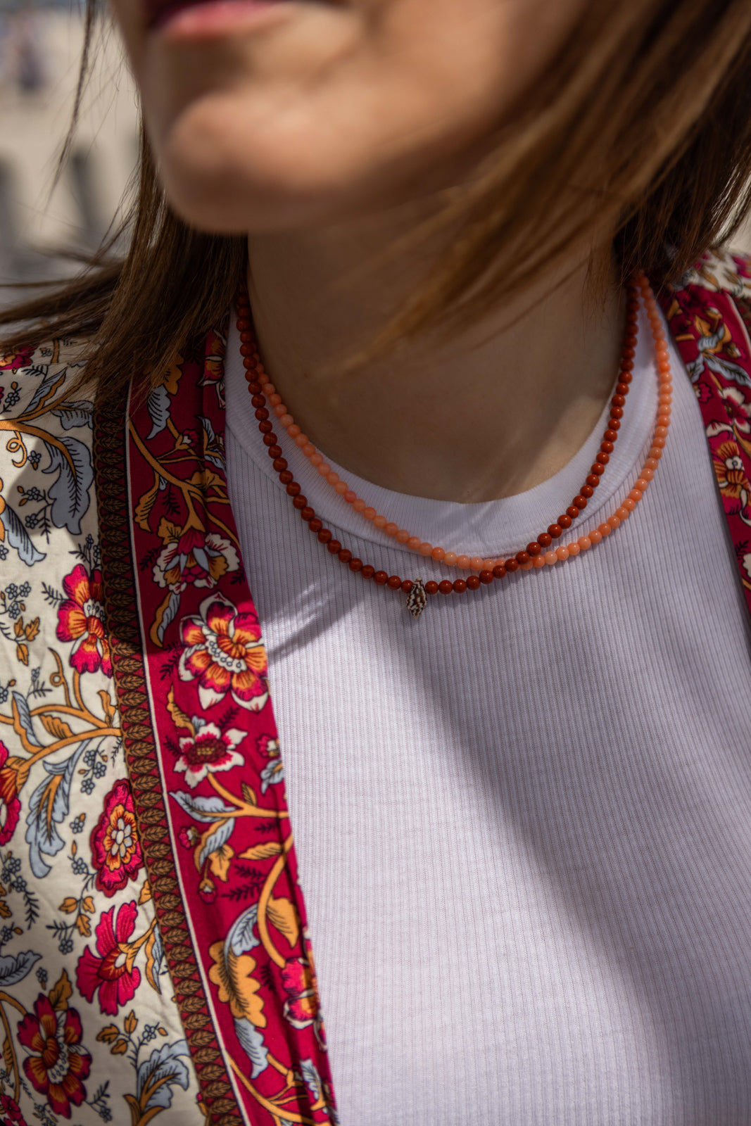 Collana in pasta di corallo rosso e conchiglia