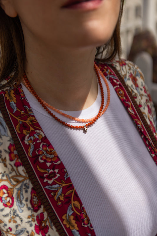 Collana in pasta di corallo rosso e conchiglia