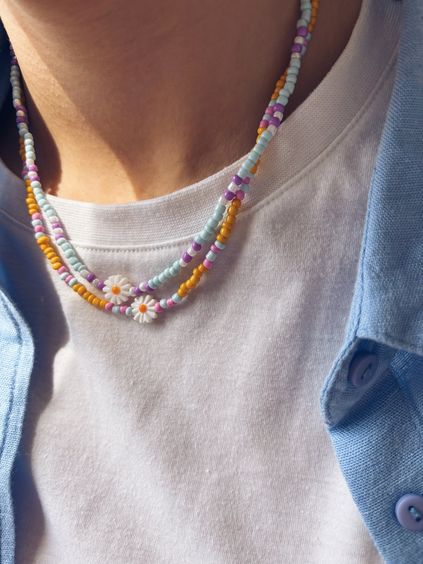 Collana con perline in vetro e margherita in madreperla