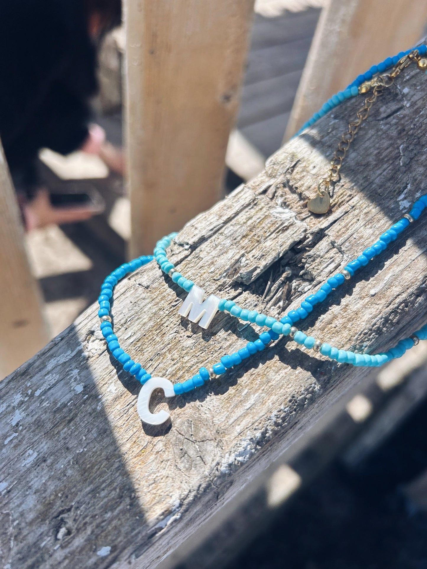 Collana con perline in vetro e iniziali in madreperla