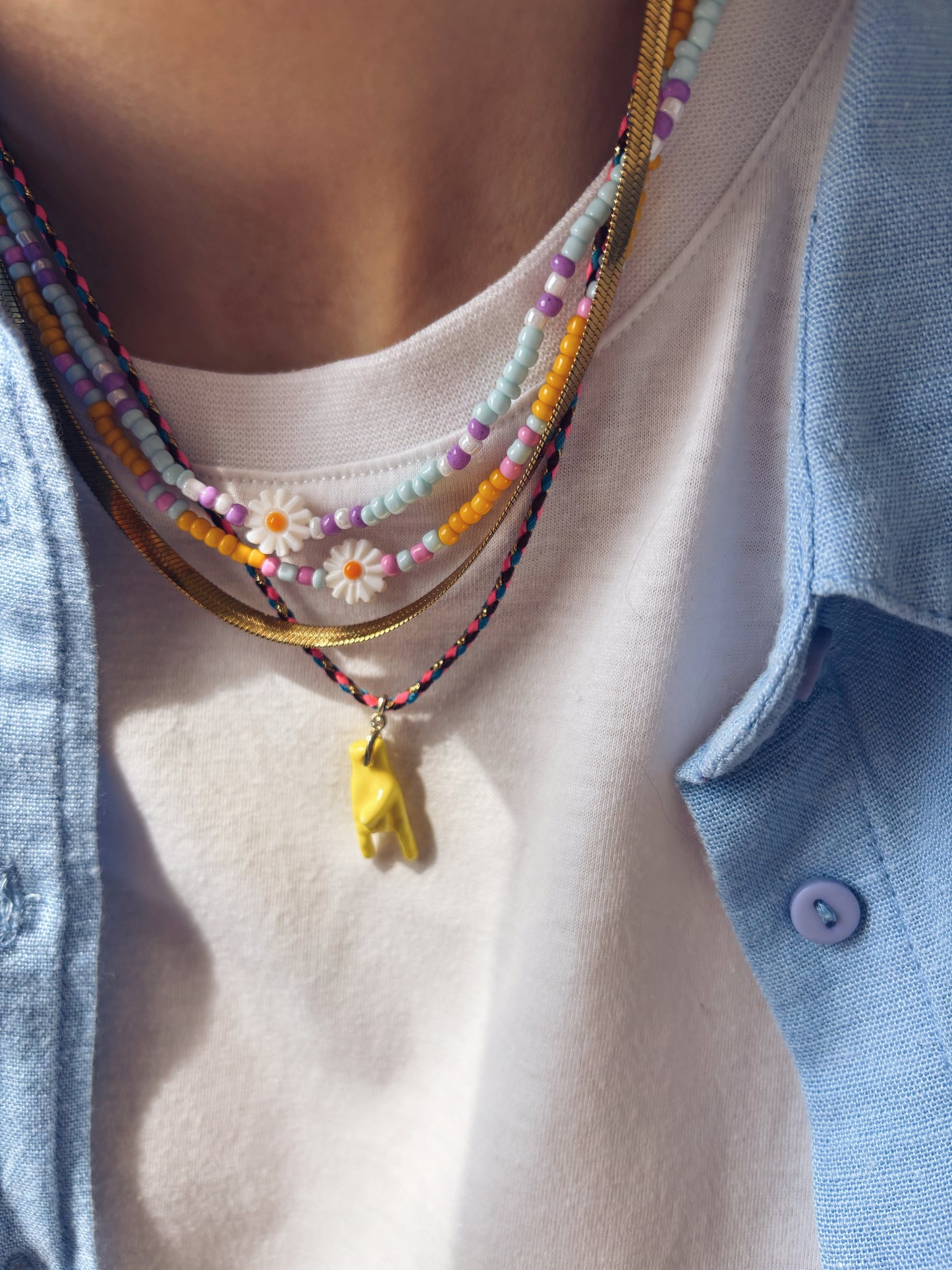 Collana con perline in vetro e margherita in madreperla