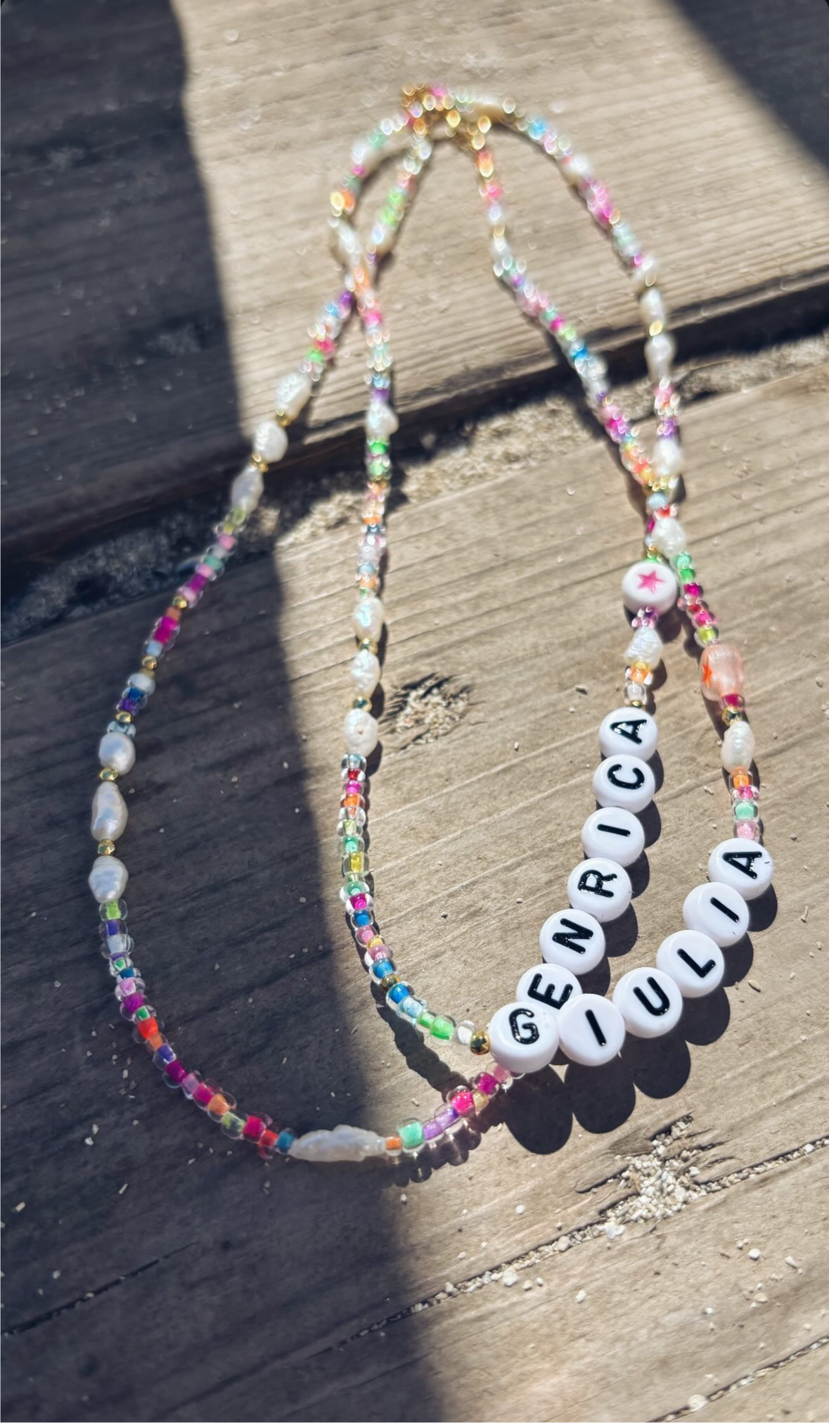 Collana con perline in vetro e letterine
