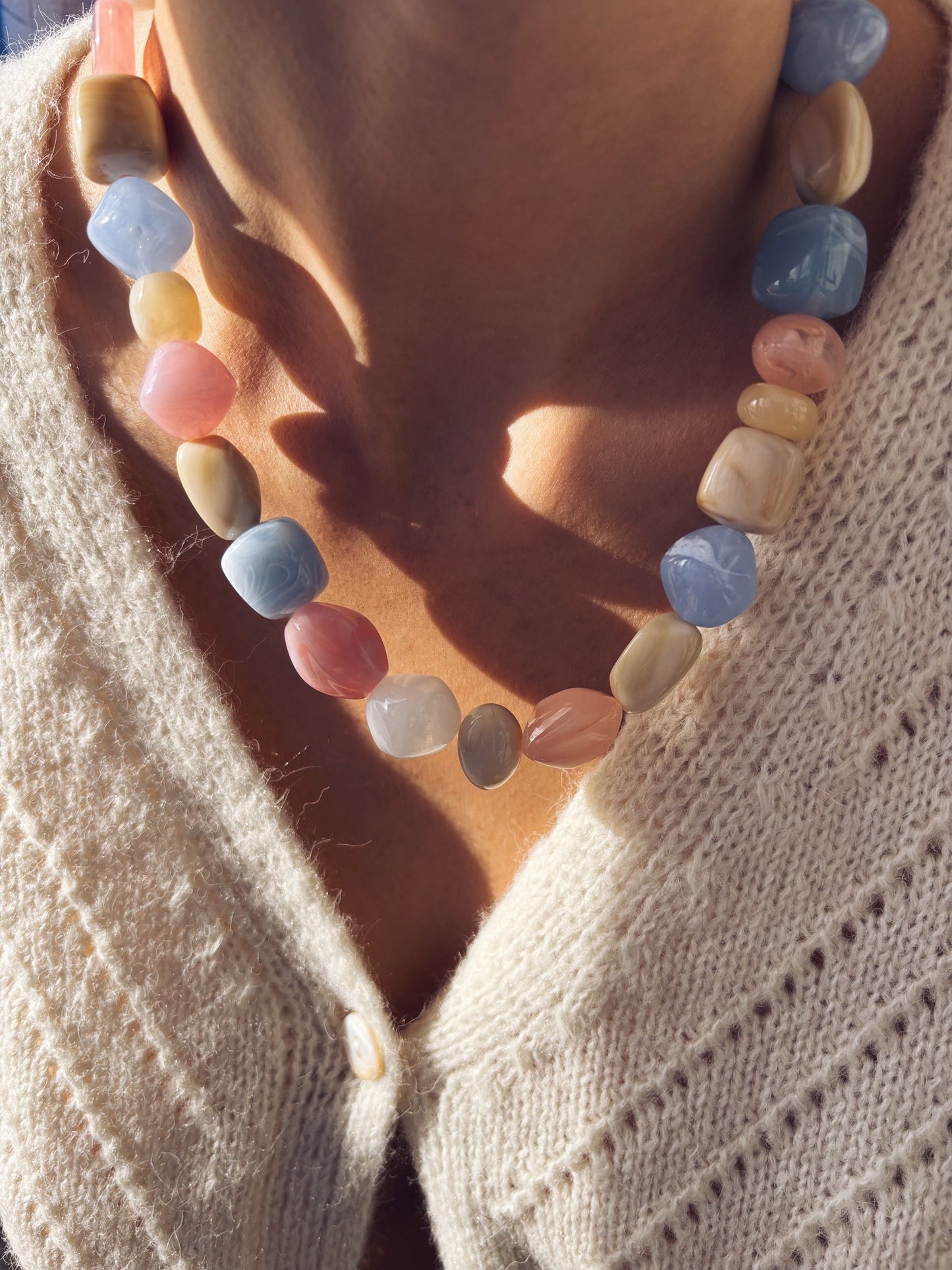 Collana in resina colorata