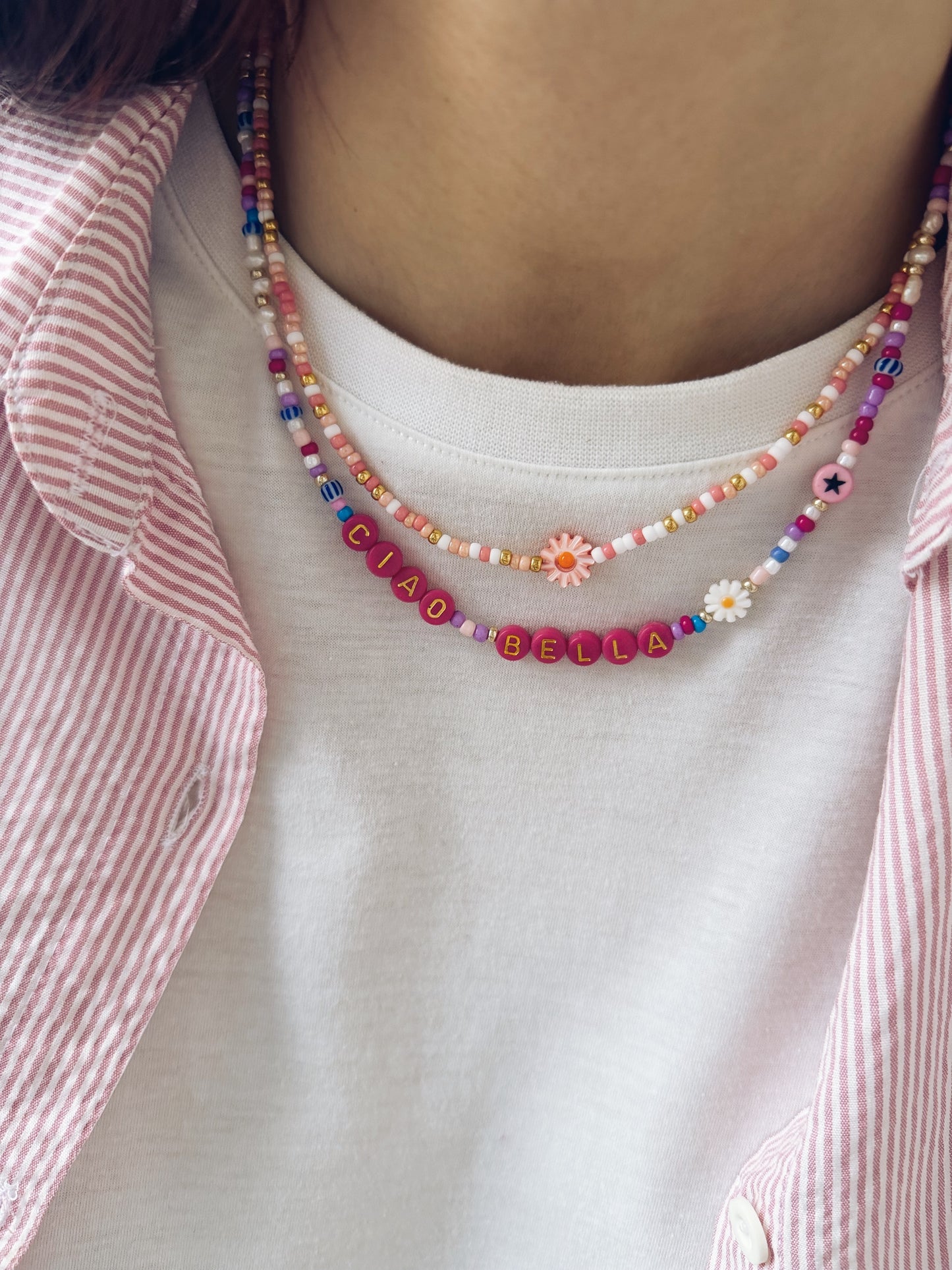 Collana con perline in vetro e margherita in madreperla