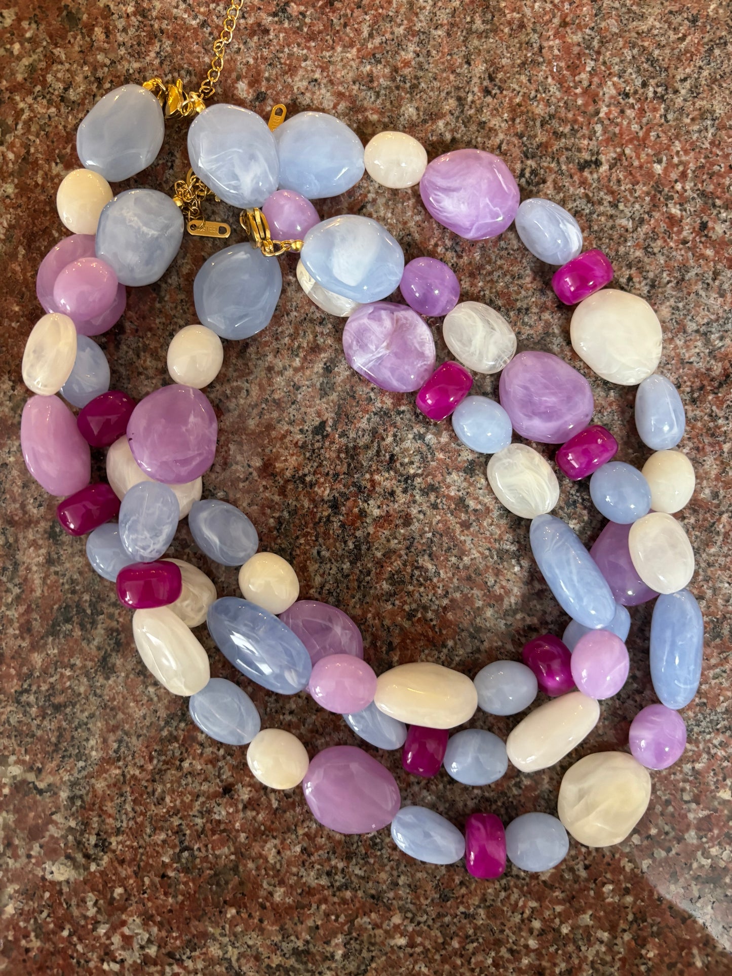 Collana in resina colorata