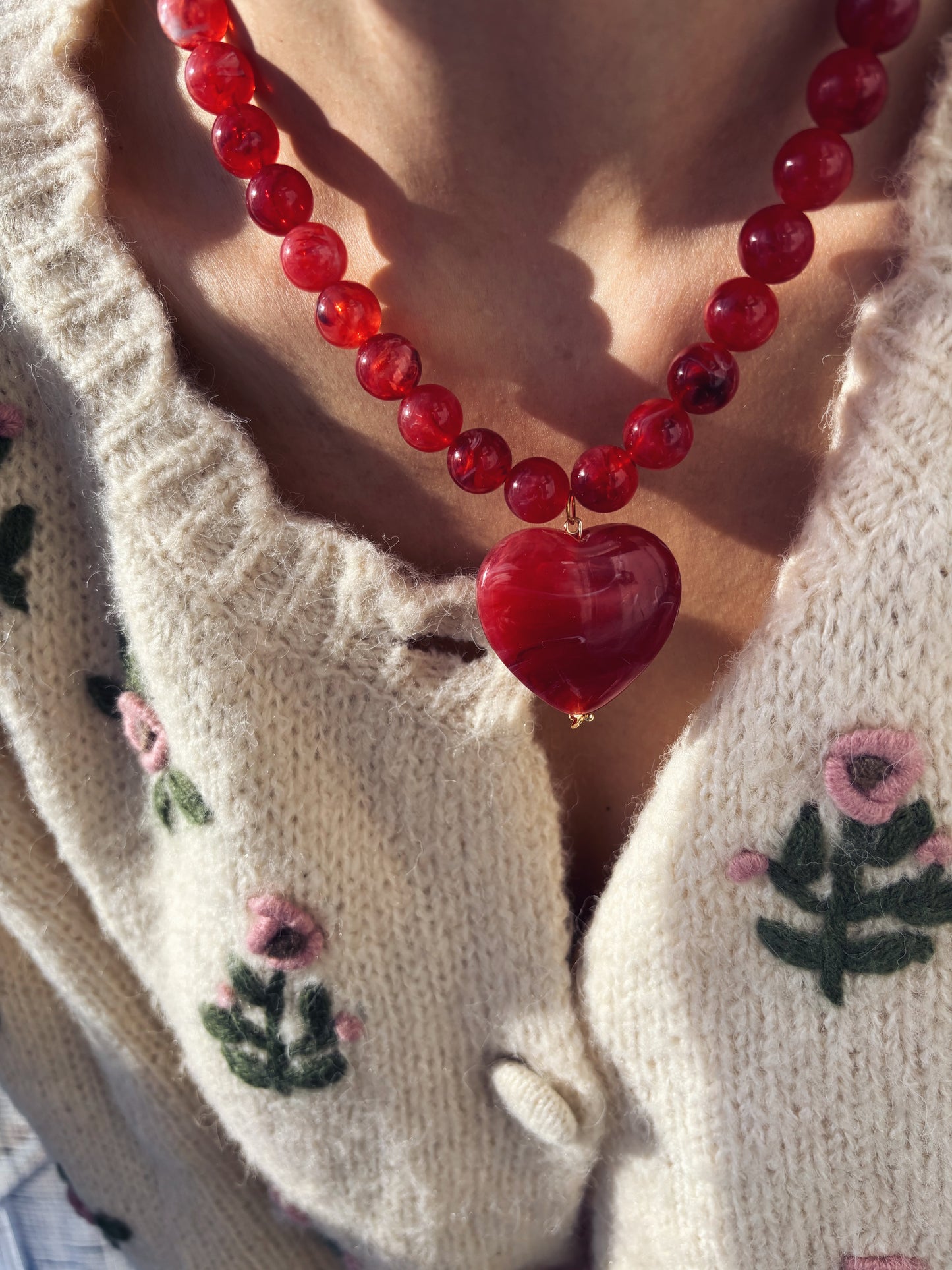 Collana con perline e cuore in resina